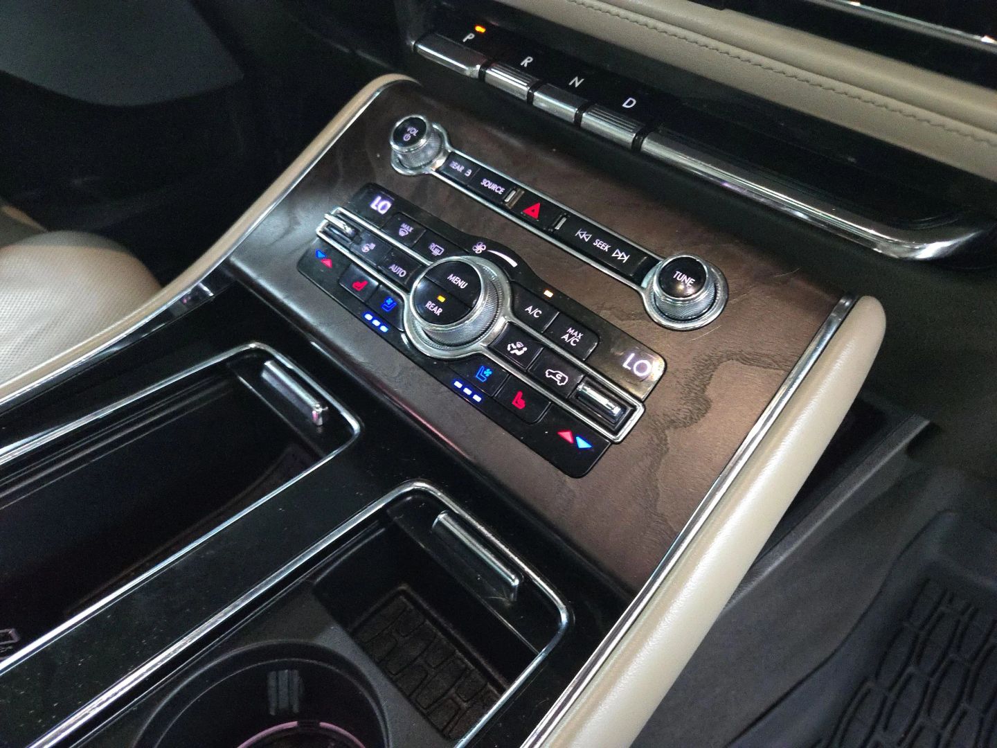 2020 Lincoln Aviator - Image 29