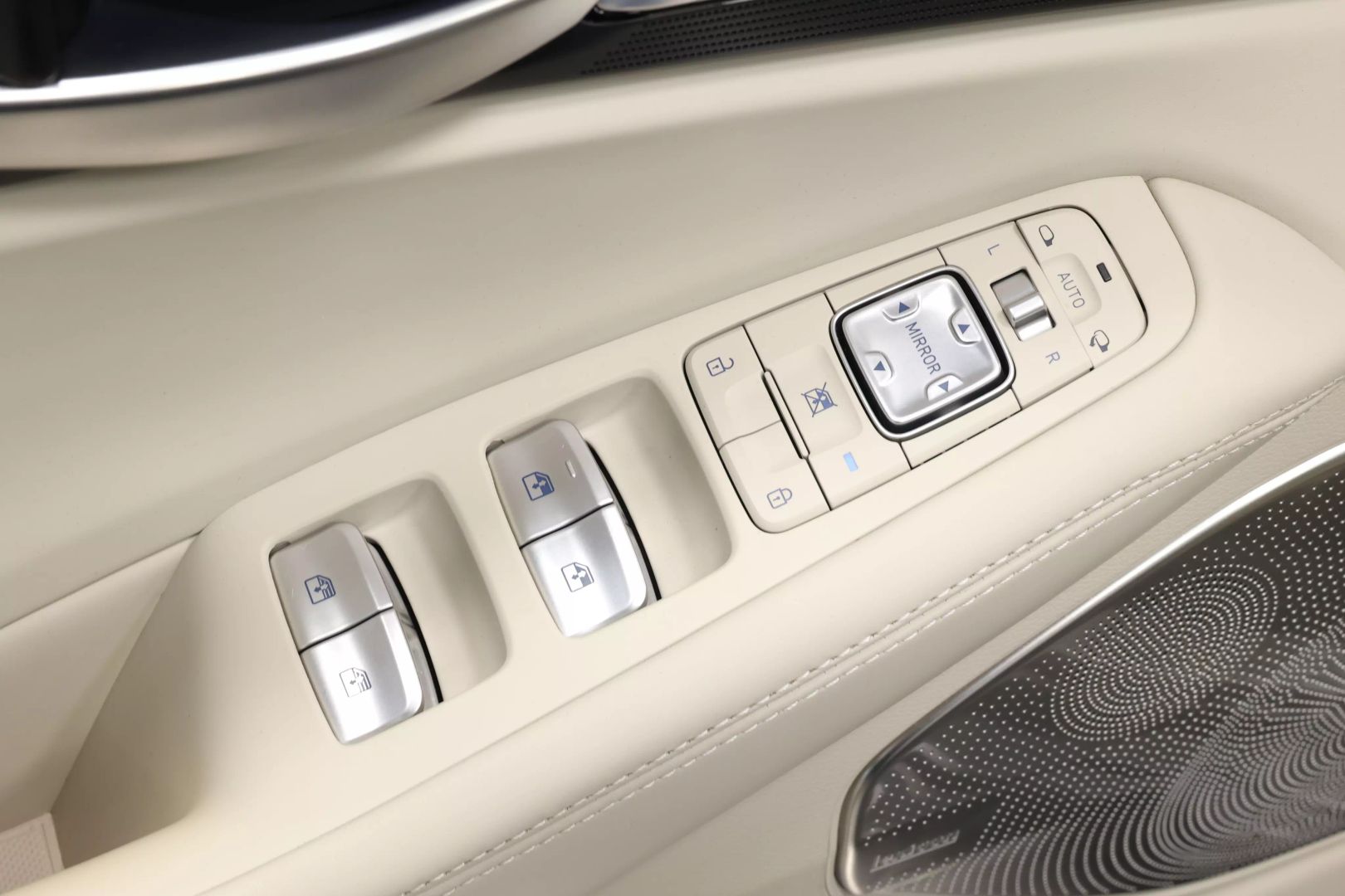 2020 Genesis G90 - Image 10
