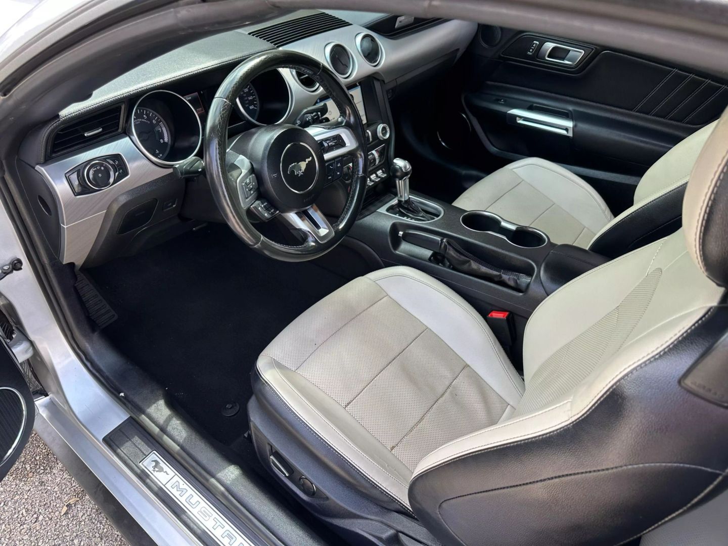 2019 Ford Mustang - Image 29