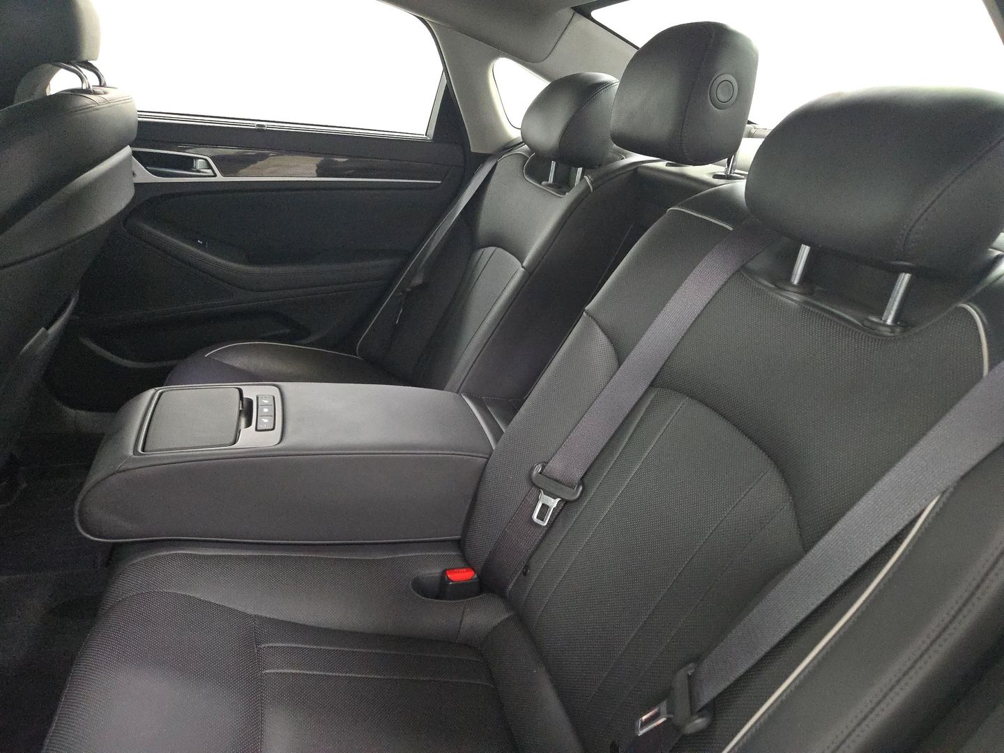 2015 Hyundai Genesis - Image 14