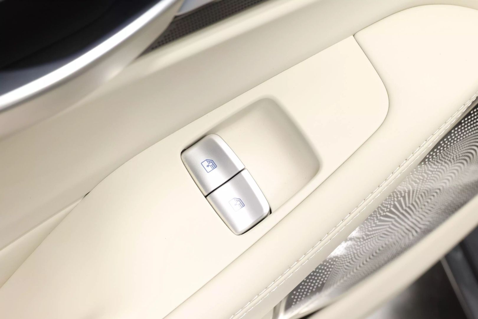 2020 Genesis G90 - Image 60