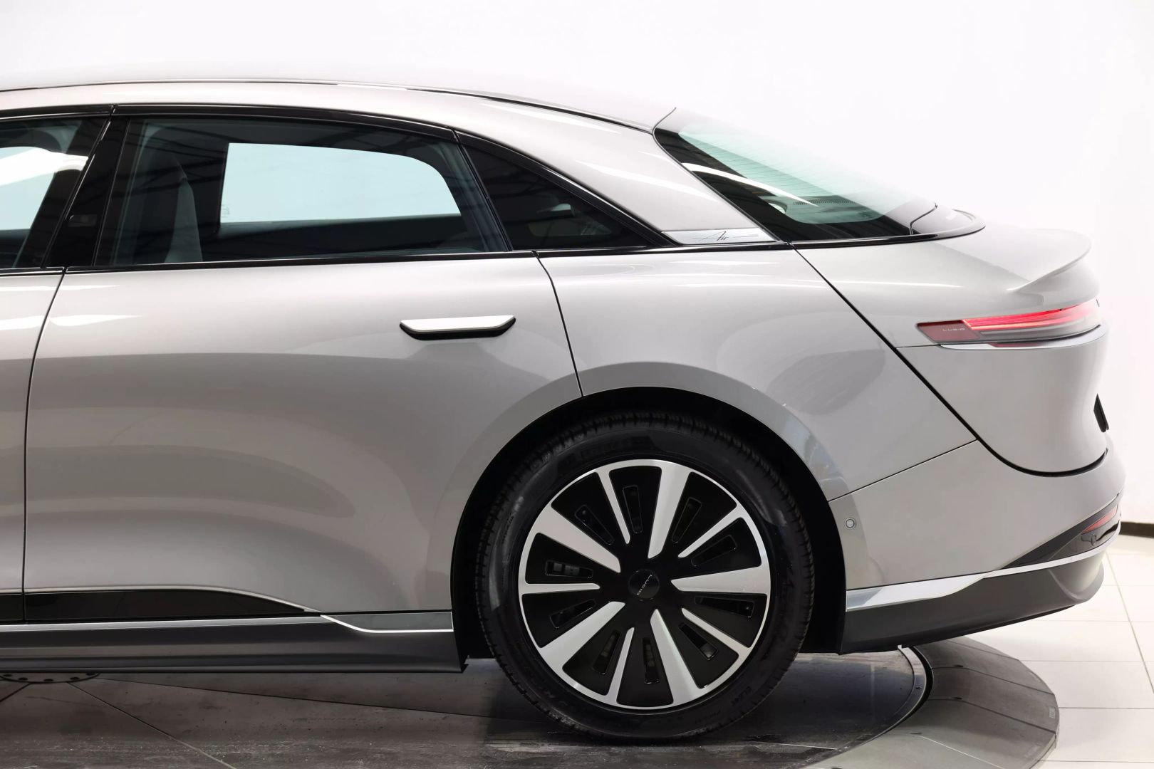 2025 Lucid Air - Image 8