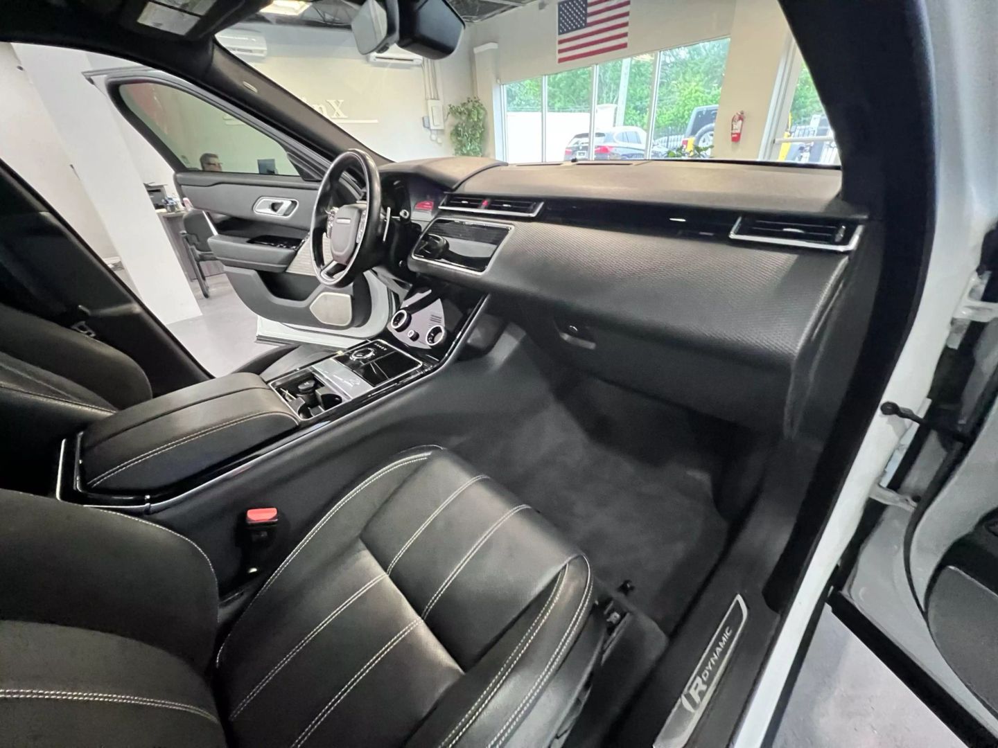 2019 Land Rover Range Rover Velar R-dynamic Se Sport Utility 4d - Image 31