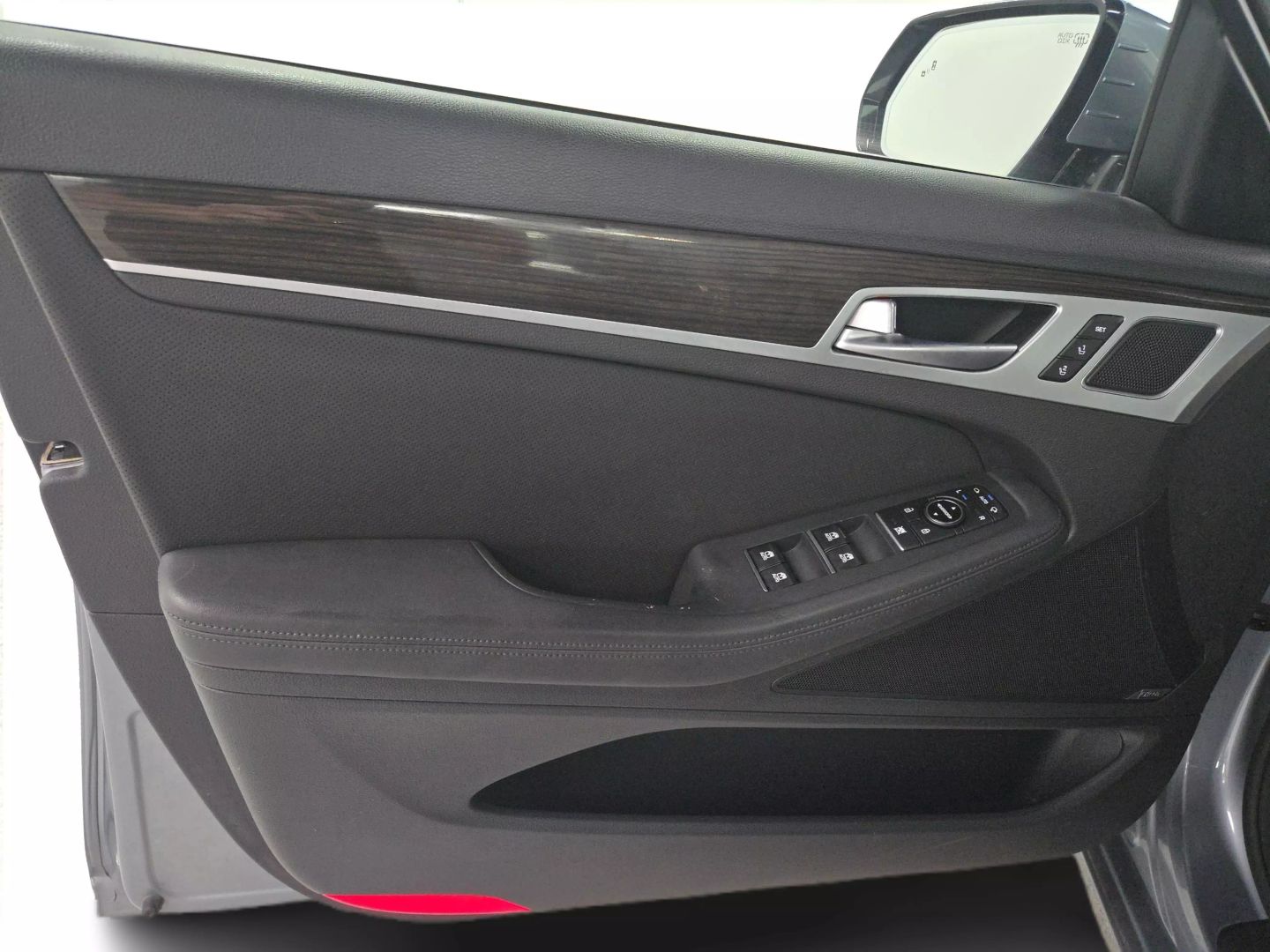 2015 Hyundai Genesis - Image 20