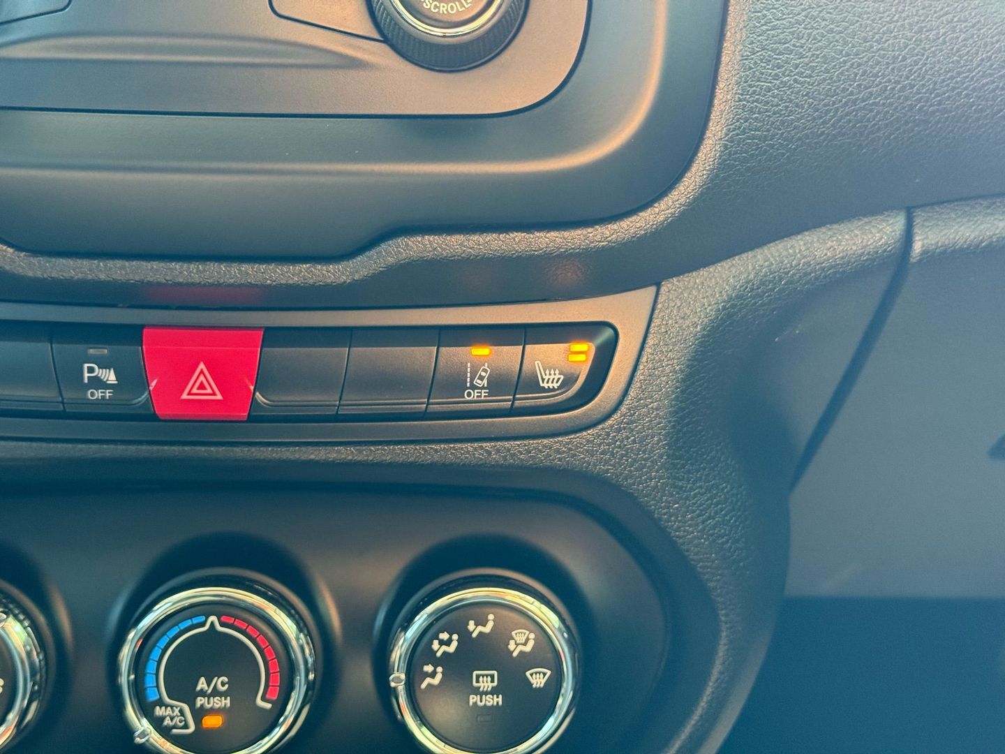 2016 Jeep Renegade - Image 30