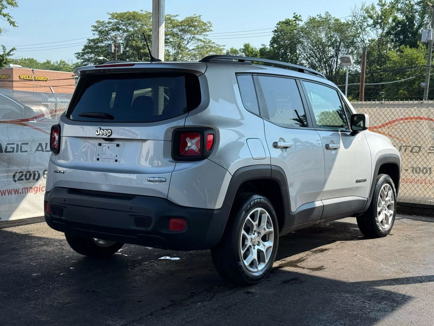 2016 Jeep Renegade - Image 11