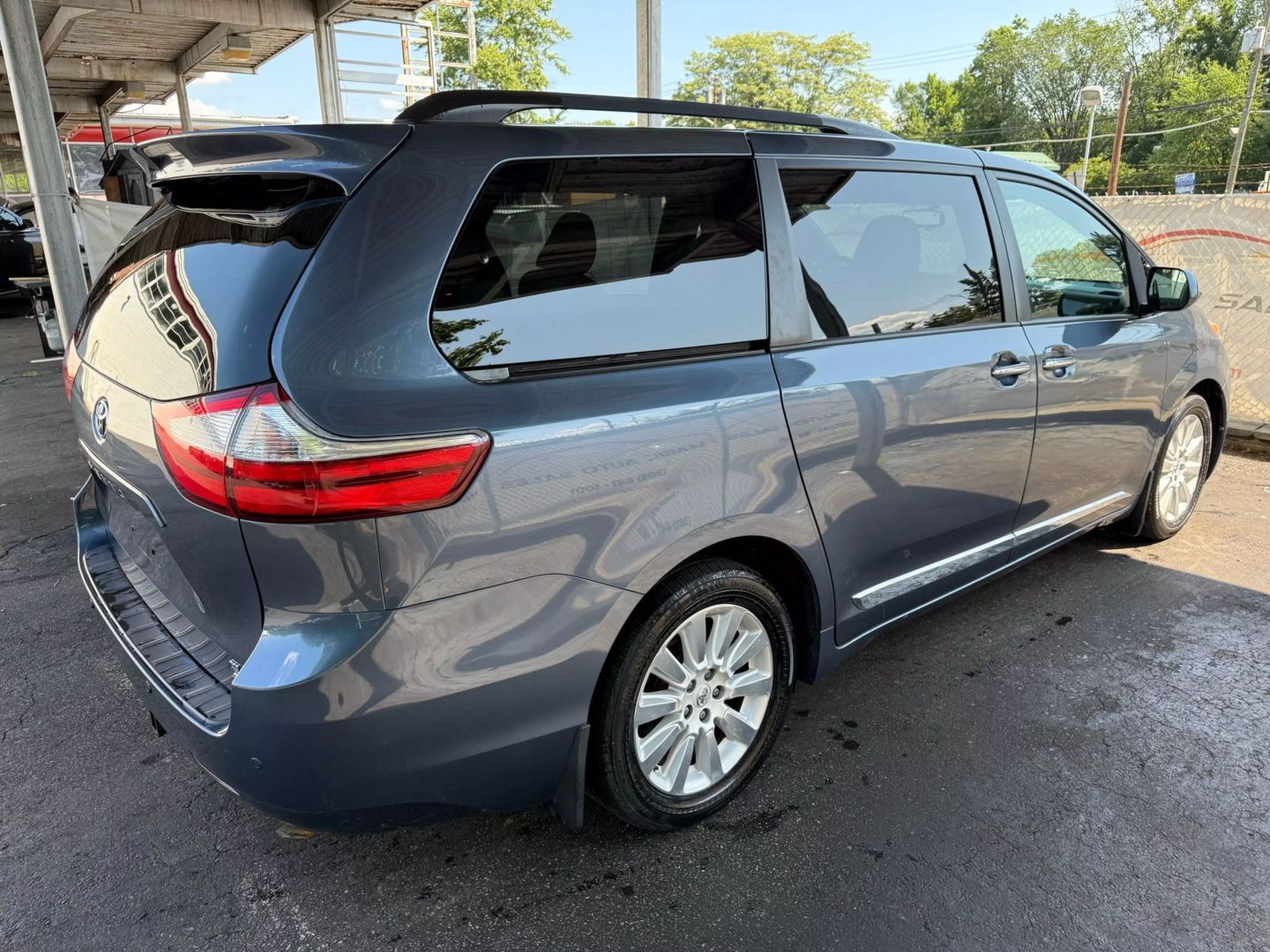2015 Toyota Sienna - Image 12