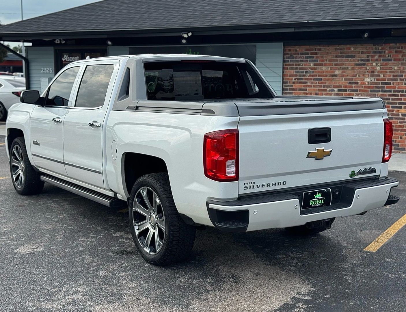 2017 Chevrolet Silverado 1500 Crew Cab - Image 11
