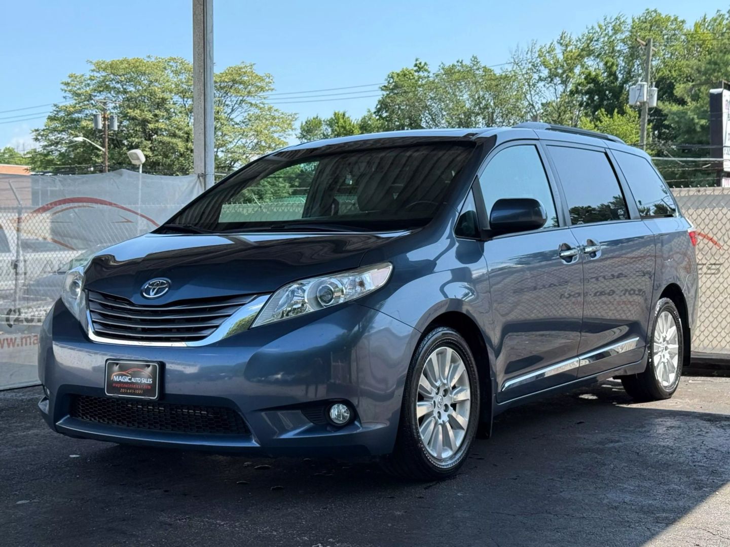 2015 Toyota Sienna - Image 3
