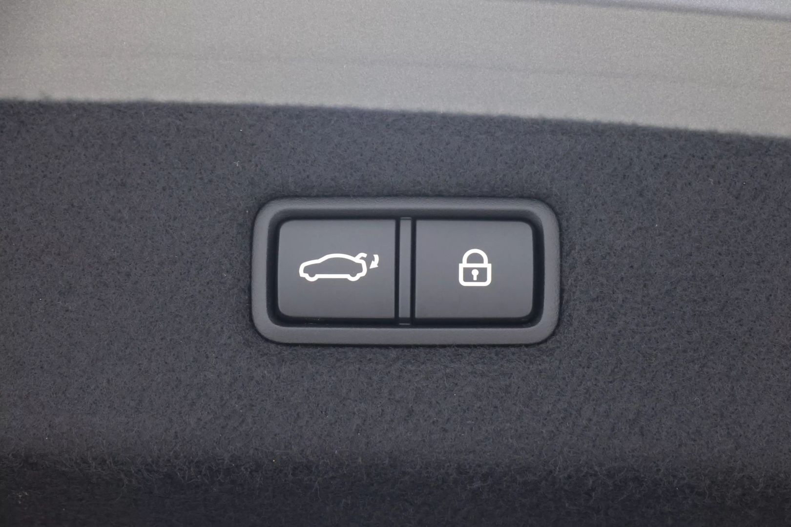 2020 Genesis G90 - Image 76