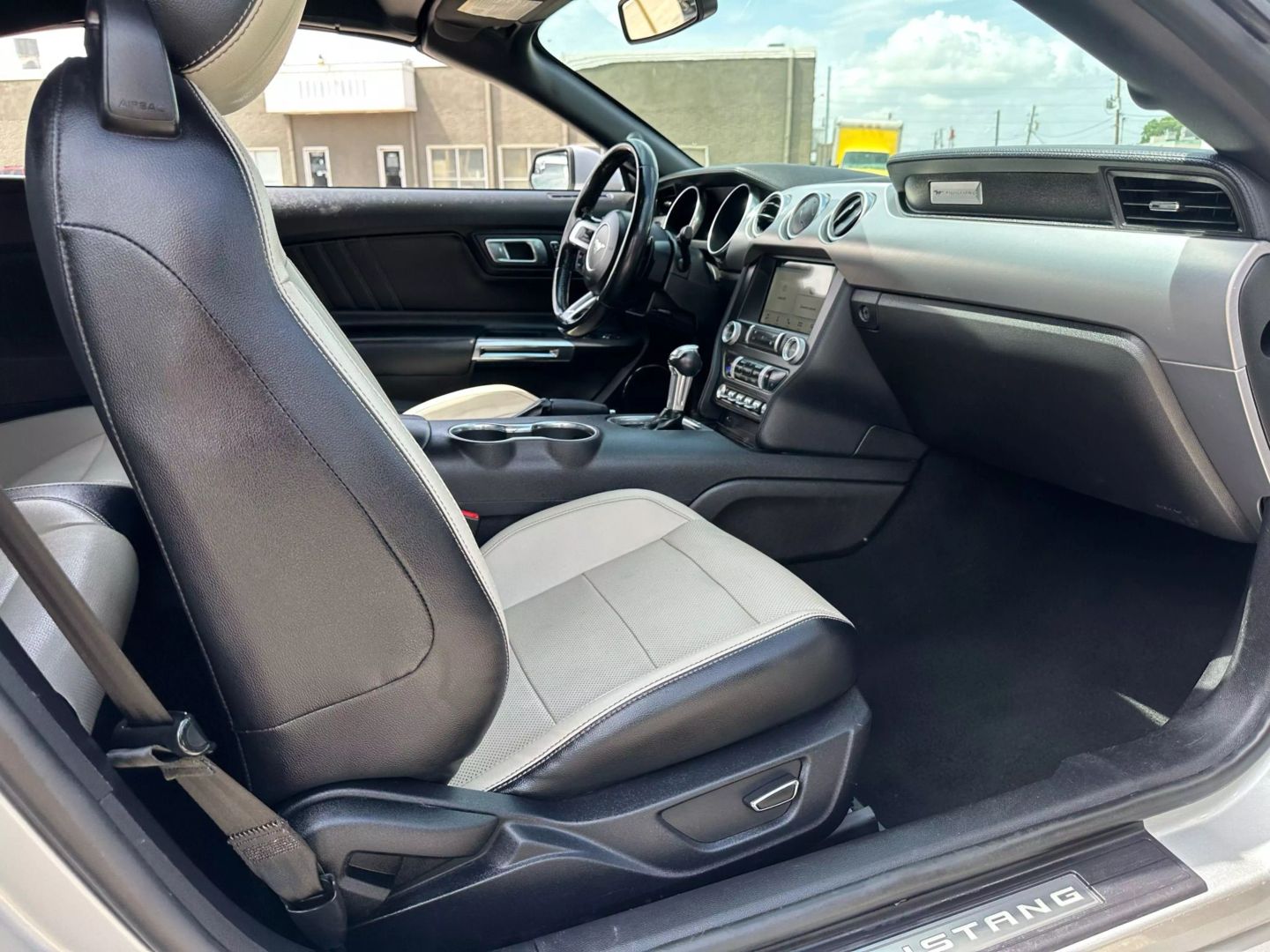 2019 Ford Mustang - Image 25
