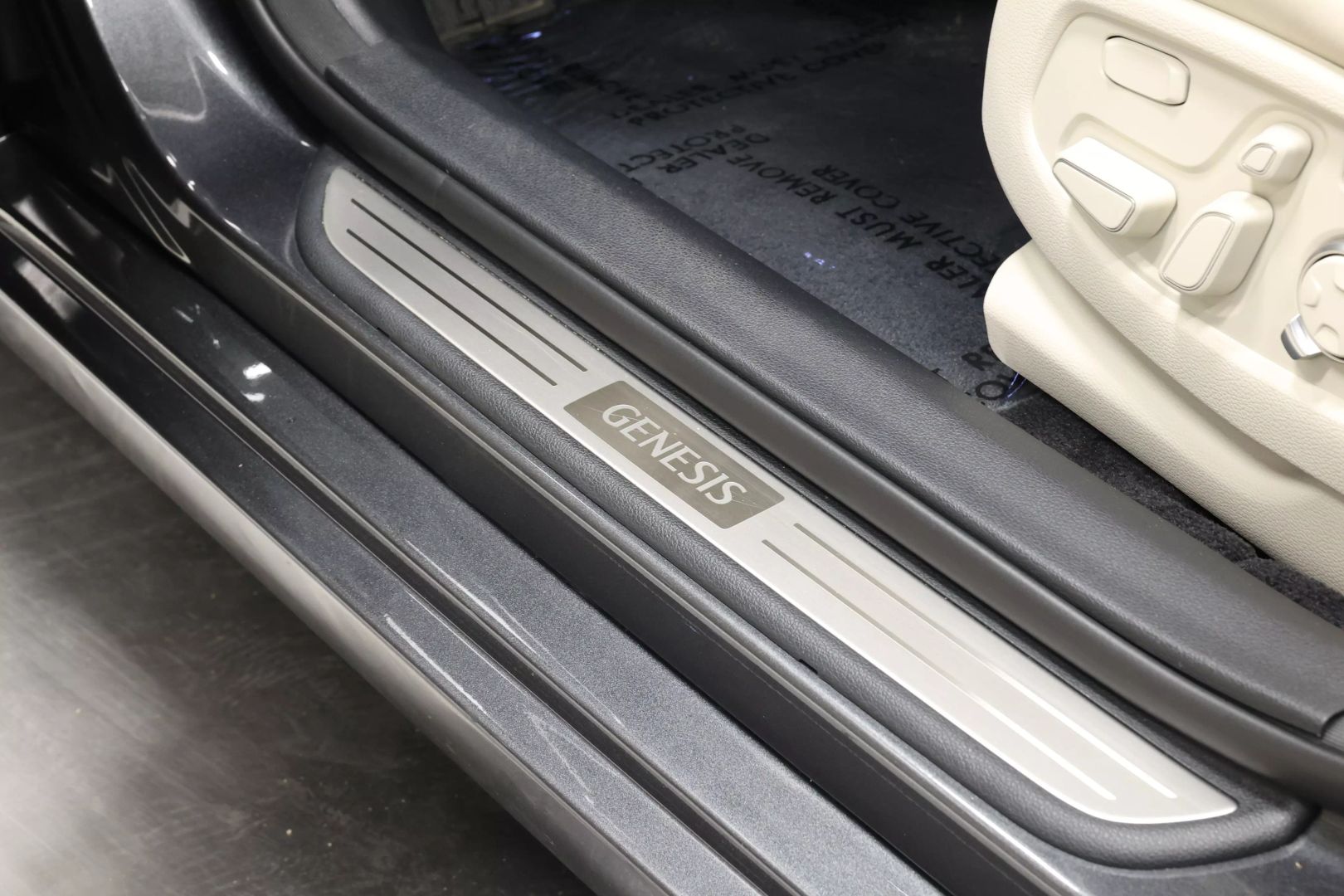 2020 Genesis G90 - Image 14