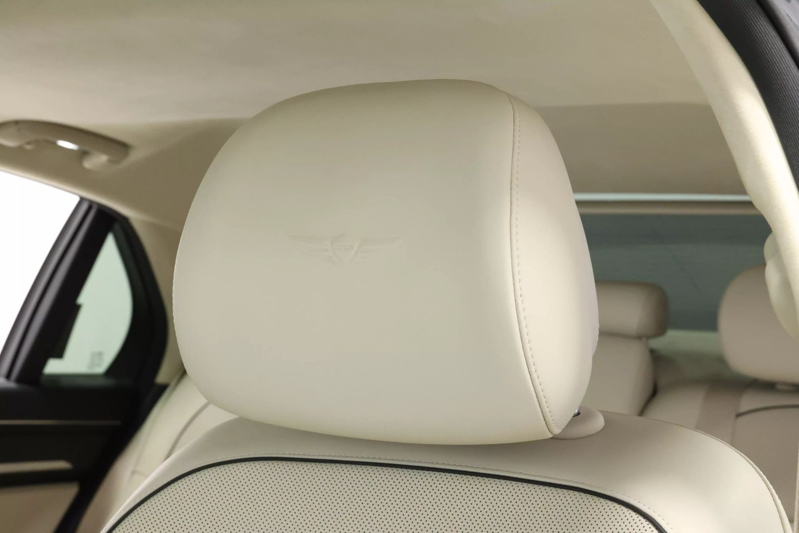 2020 Genesis G90 - Image 21