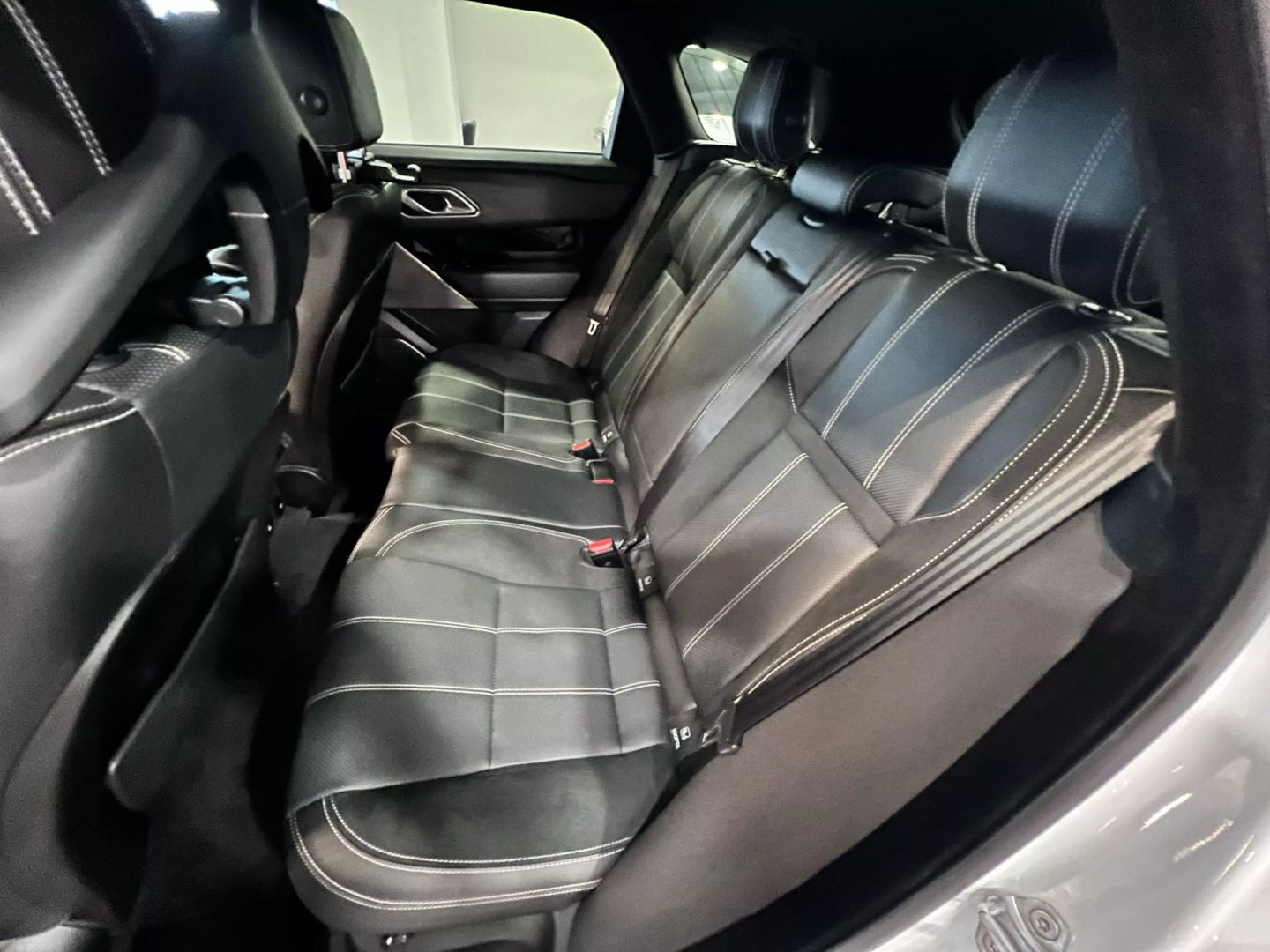 2019 Land Rover Range Rover Velar R-dynamic Se Sport Utility 4d - Image 12