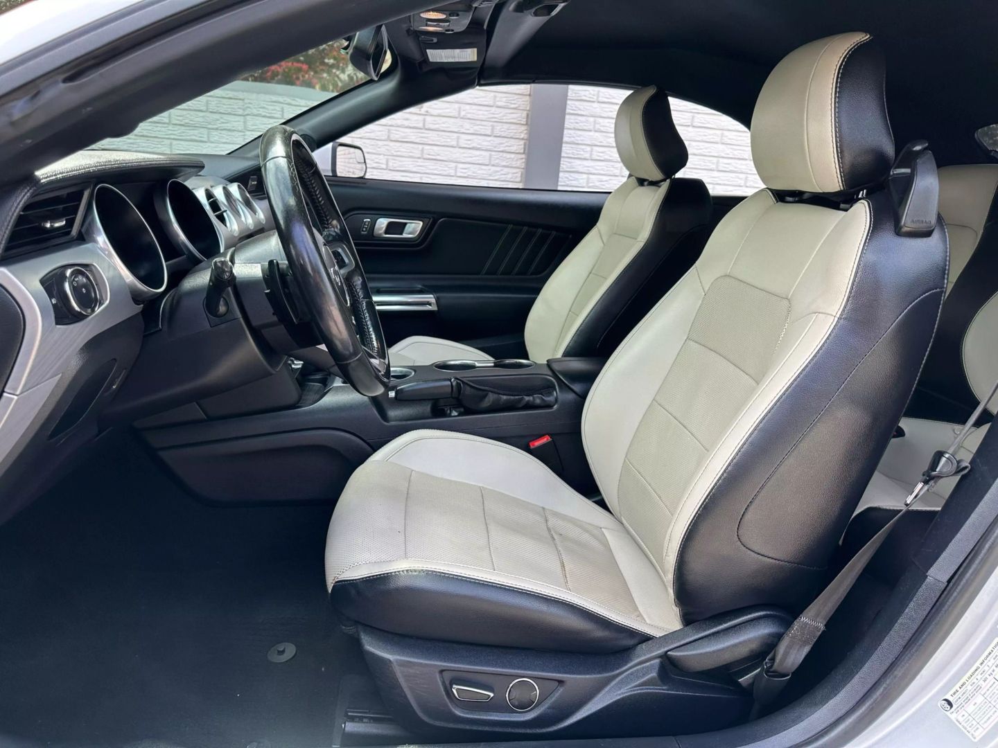 2019 Ford Mustang - Image 30