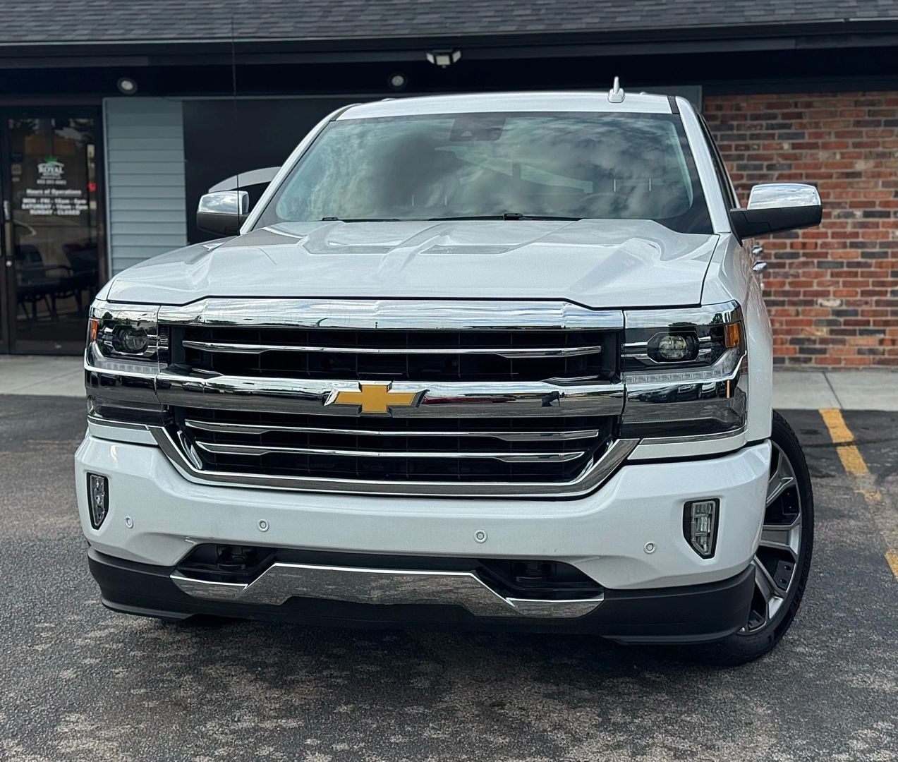 2017 Chevrolet Silverado 1500 Crew Cab - Image 5