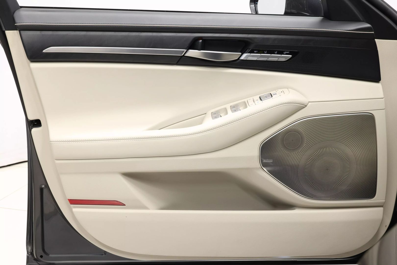2020 Genesis G90 - Image 9