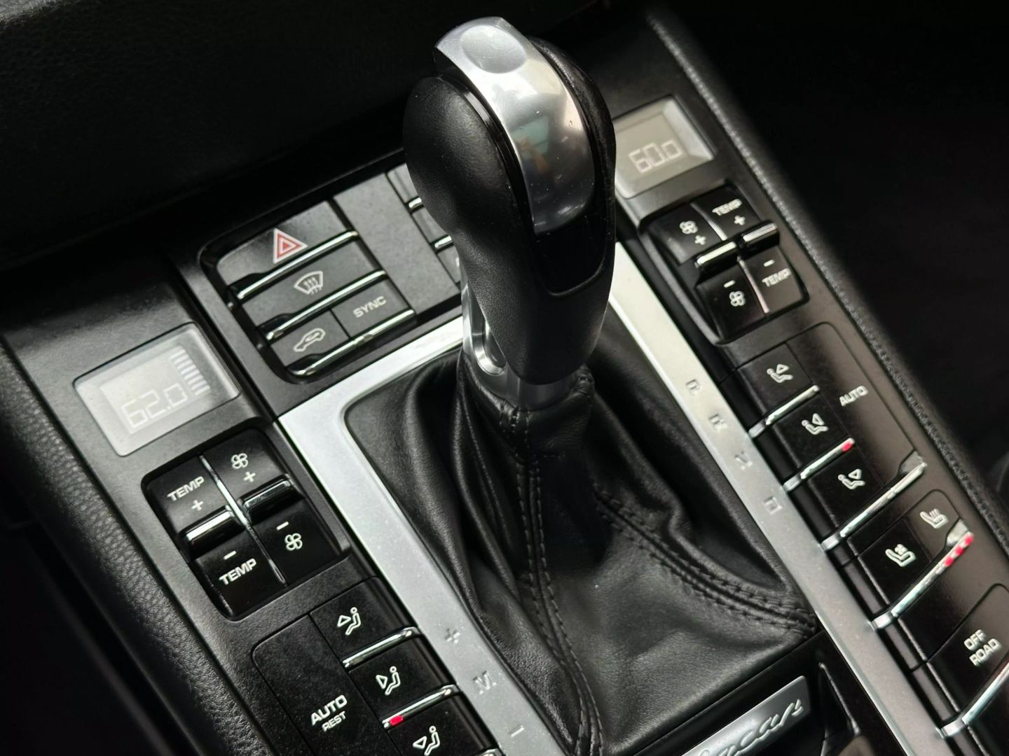 2015 Porsche Macan - Image 38