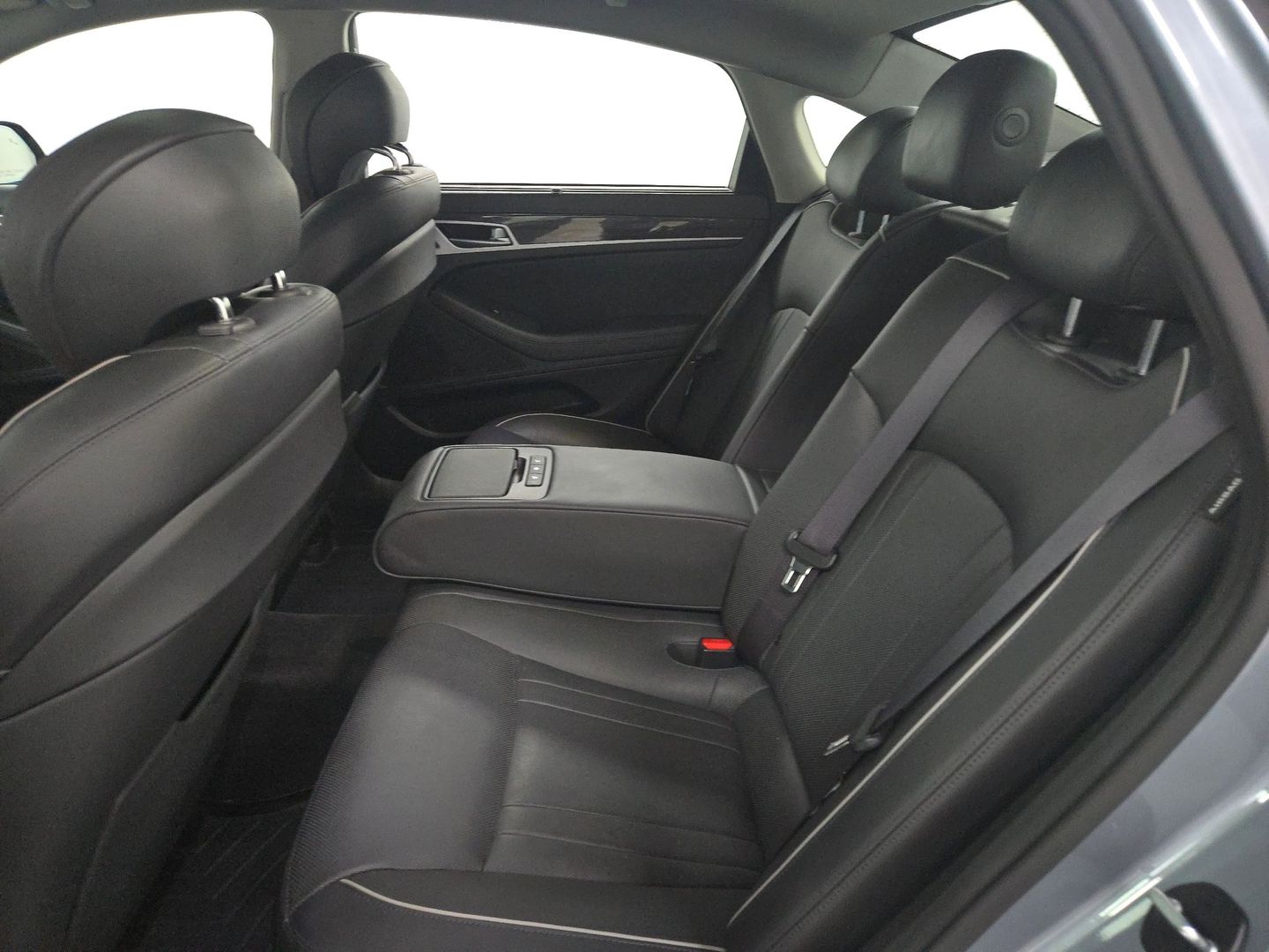 2015 Hyundai Genesis - Image 10