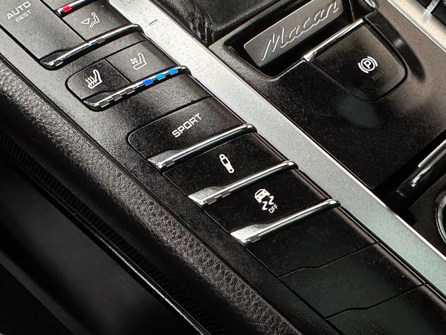 2015 Porsche Macan - Image 41