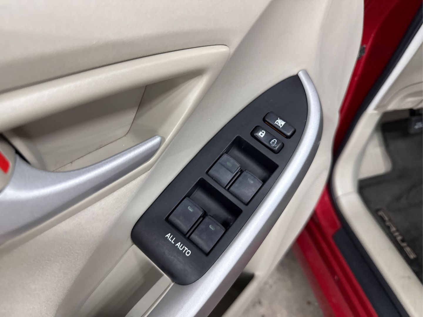 2011 Toyota Prius - Image 25