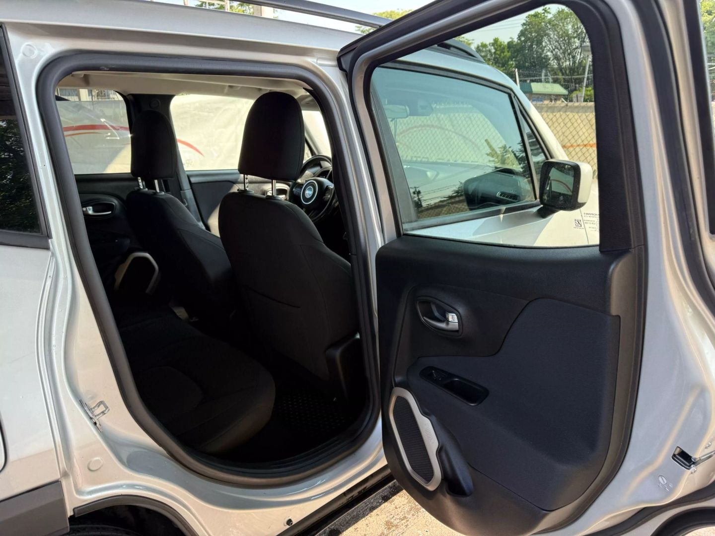 2016 Jeep Renegade - Image 21
