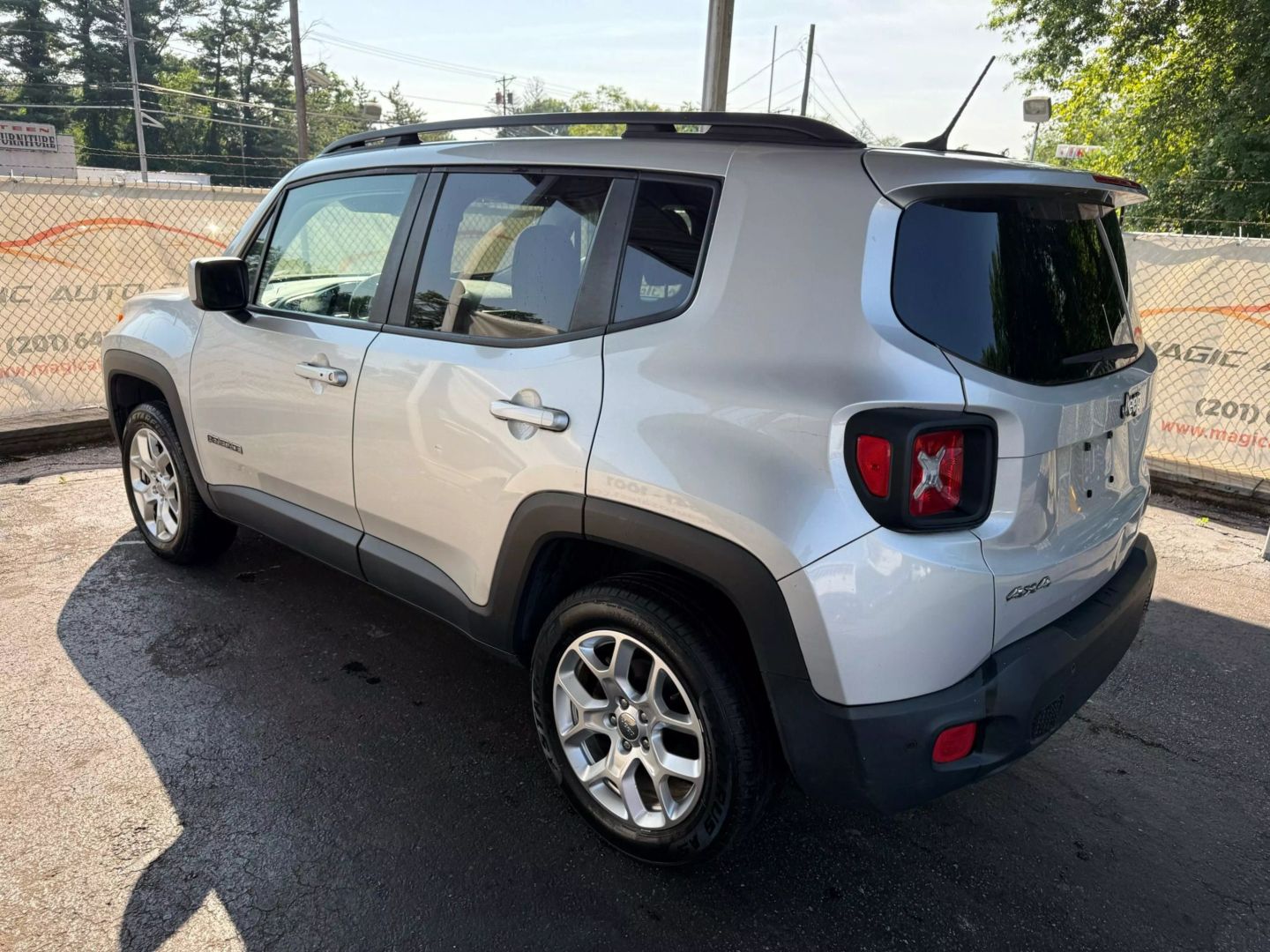 2016 Jeep Renegade - Image 13