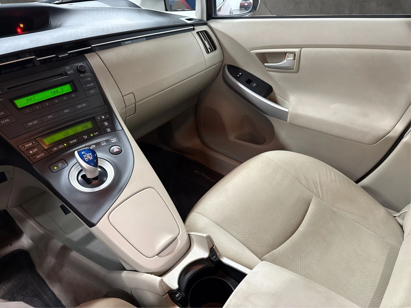 2011 Toyota Prius - Image 30