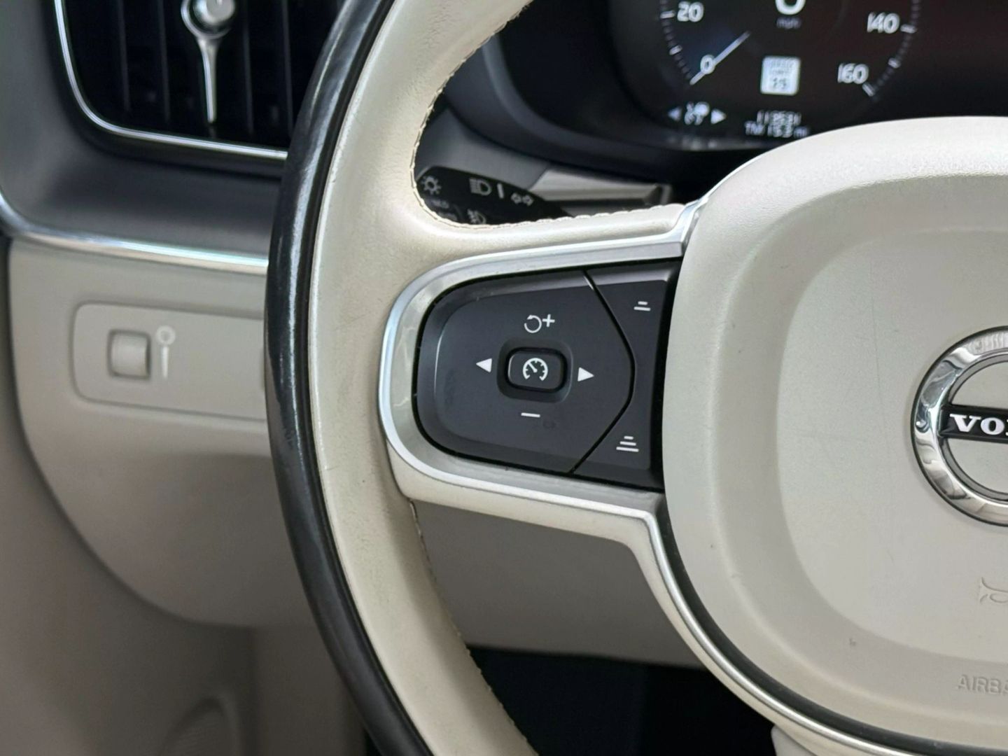 2018 Volvo Xc60 - Image 35