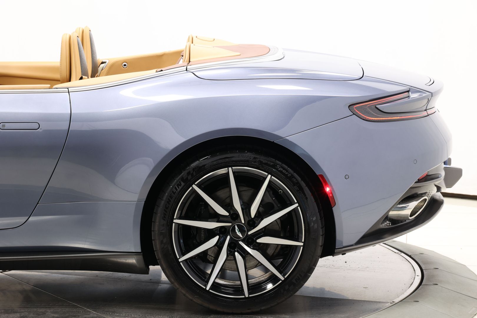 2019 Aston Martin Db11 - Image 8