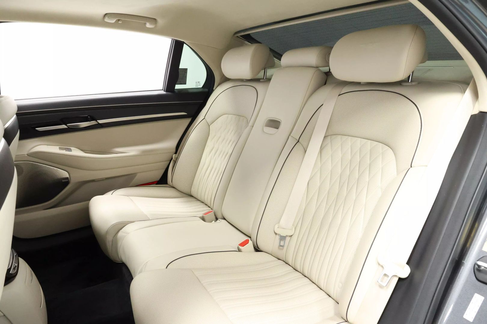 2020 Genesis G90 - Image 3