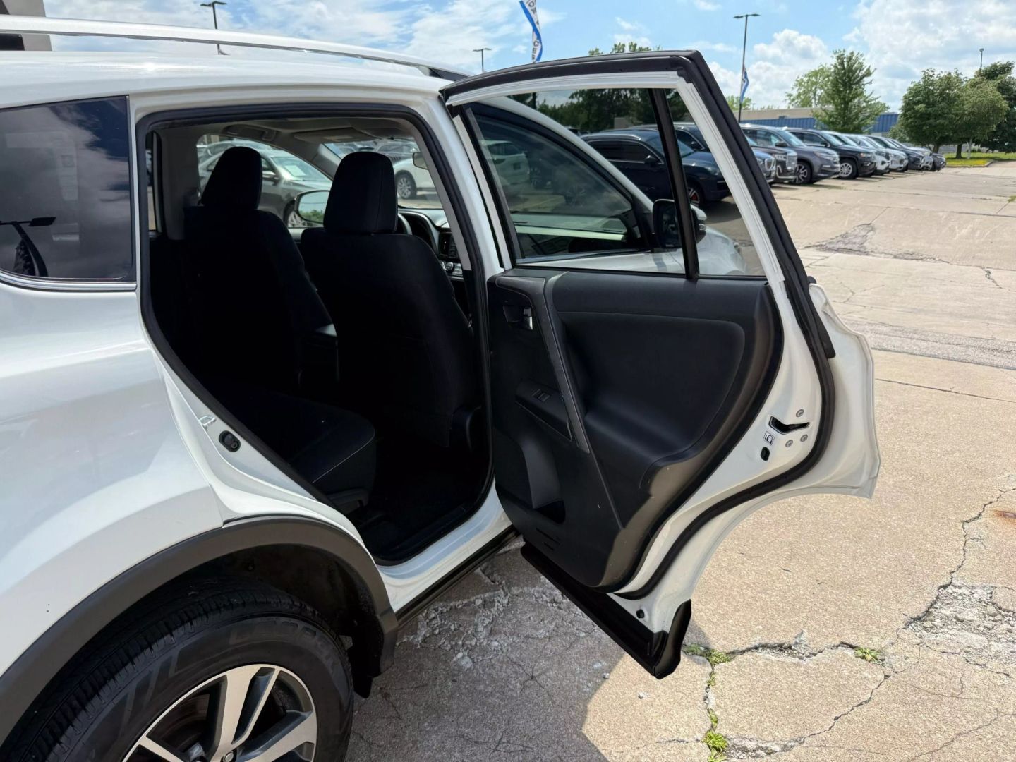 2017 Toyota Rav4 - Image 22