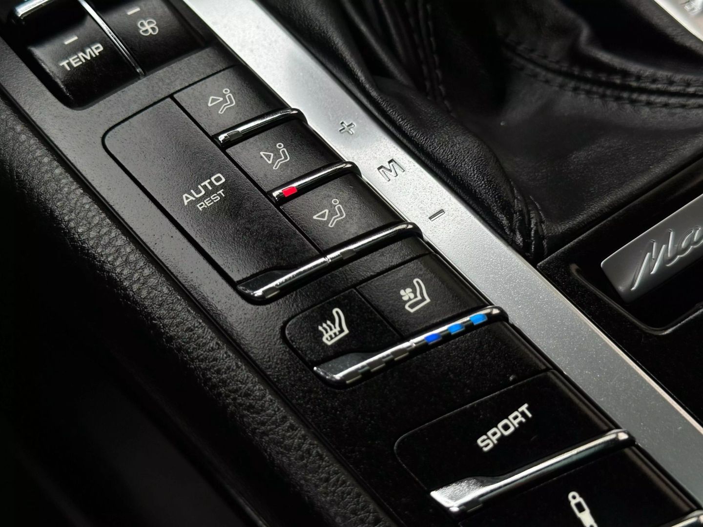 2015 Porsche Macan - Image 40
