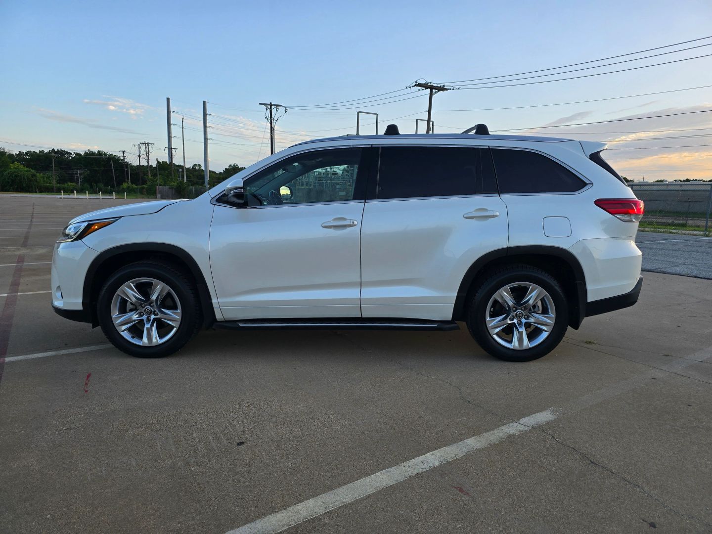 2018 Toyota Highlander - Image 2