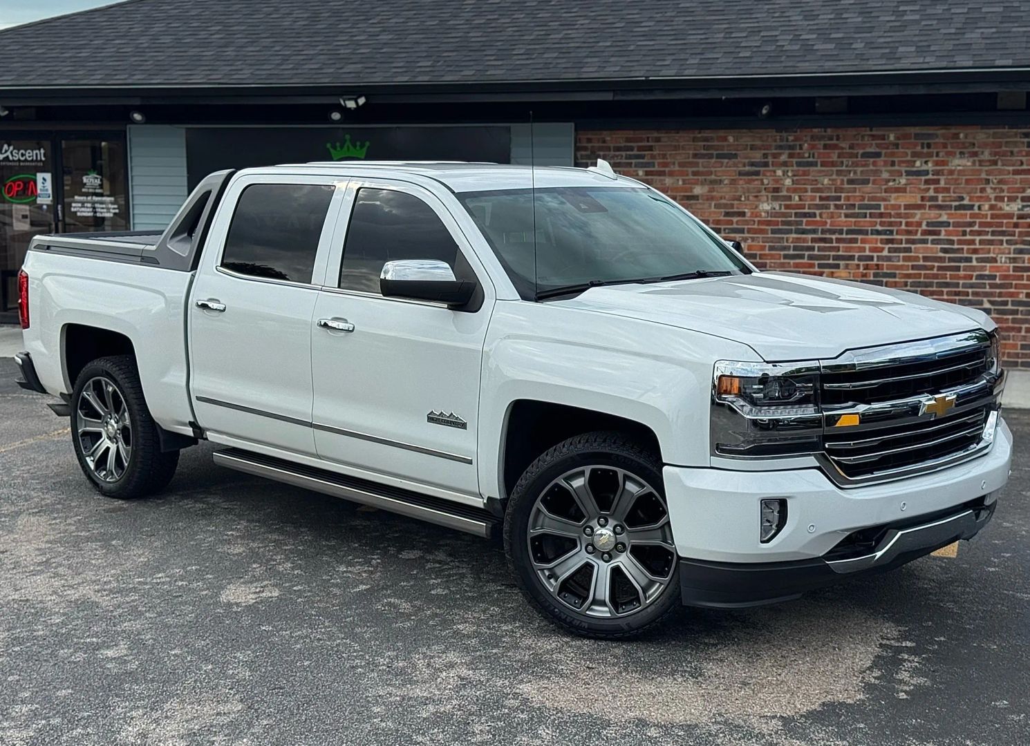 2017 Chevrolet Silverado 1500 Crew Cab - Image 2