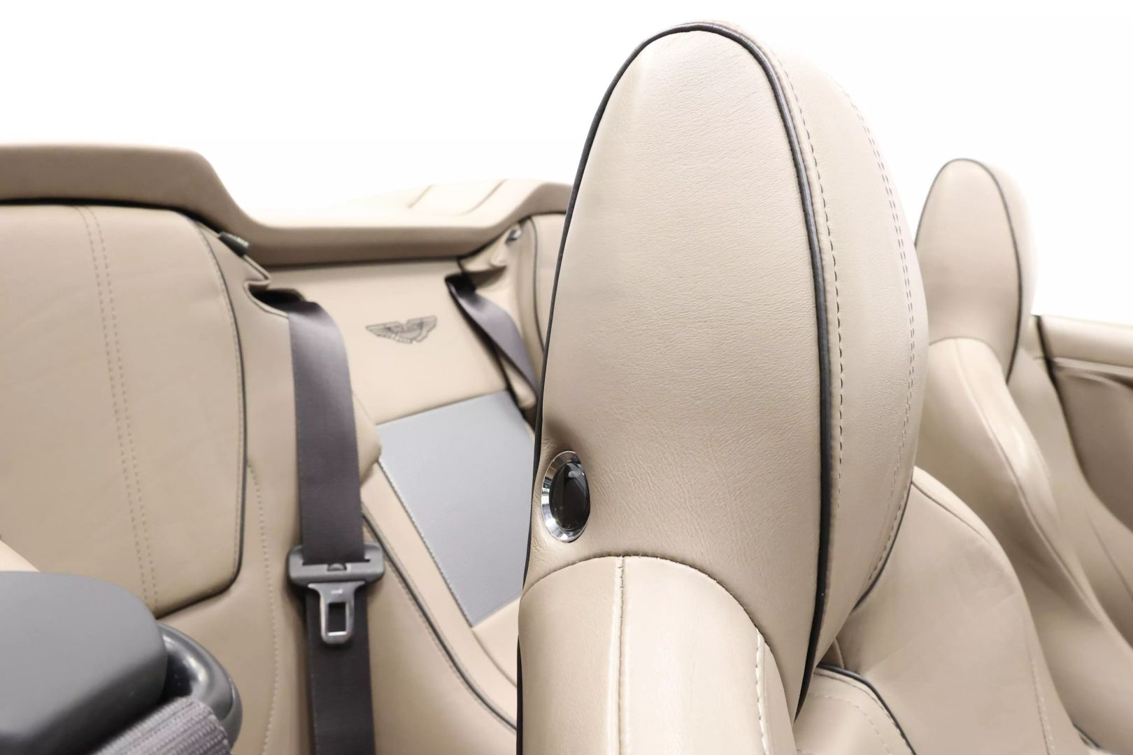 2015 Aston Martin Db9 - Image 79