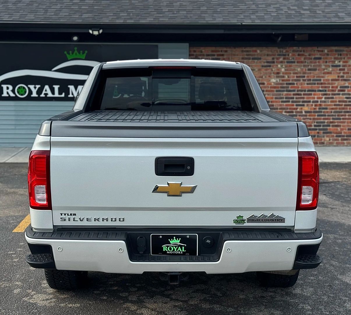 2017 Chevrolet Silverado 1500 Crew Cab - Image 10