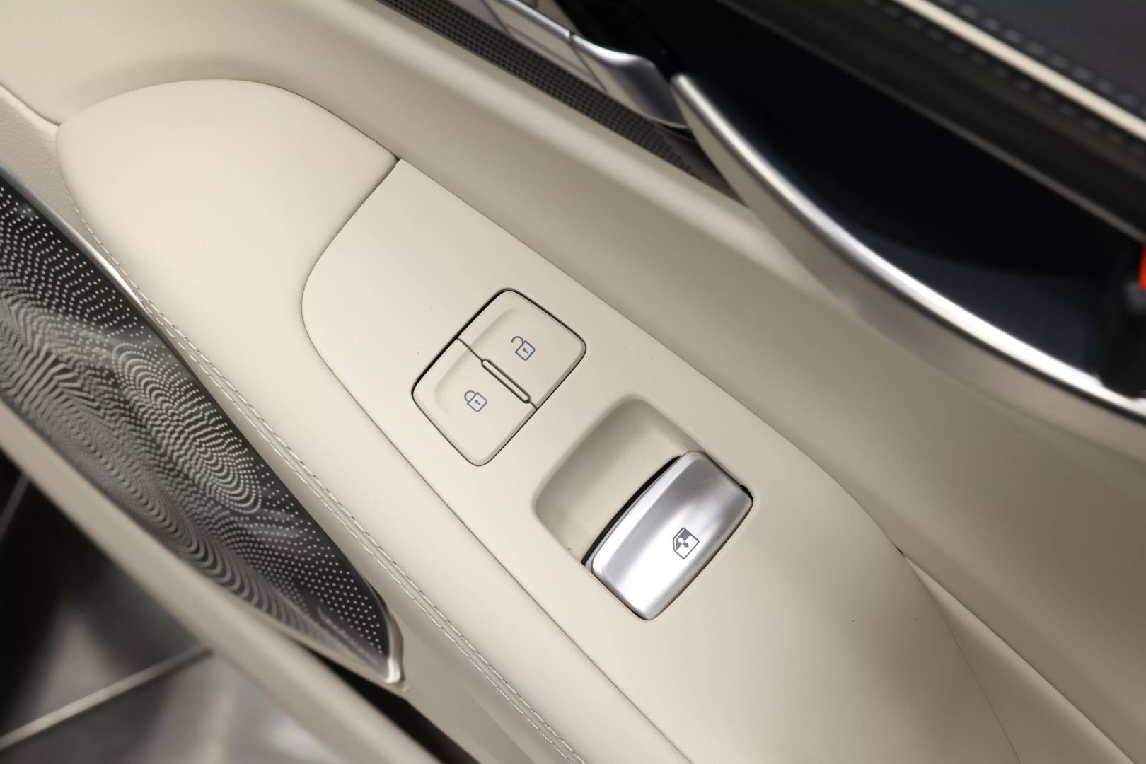 2020 Genesis G90 - Image 101