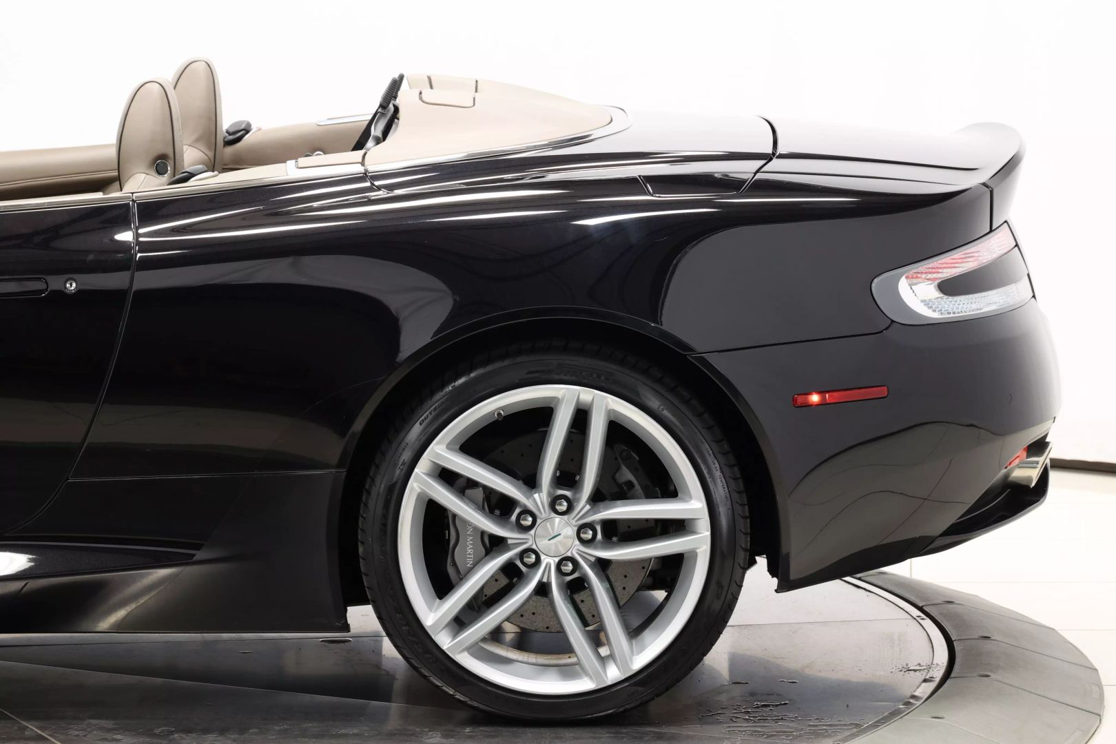 2015 Aston Martin Db9 - Image 8