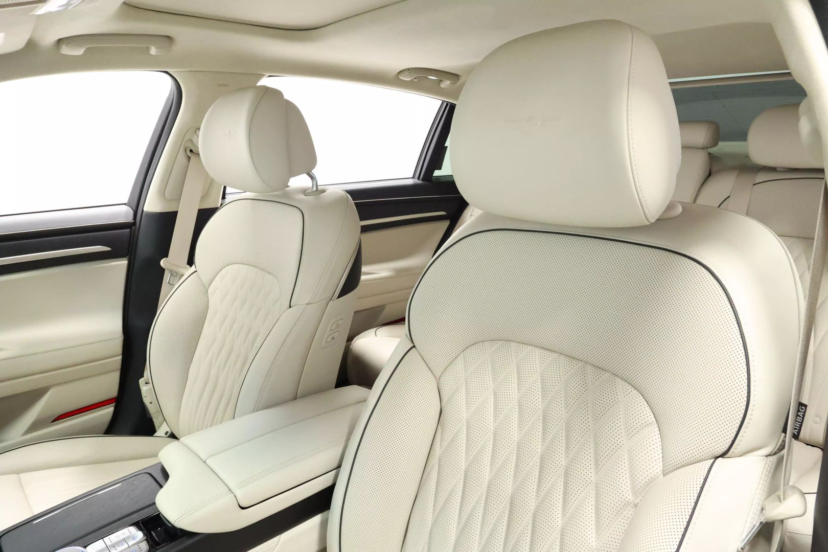 2020 Genesis G90 - Image 17
