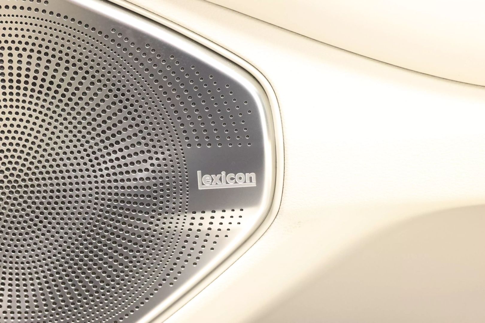 2020 Genesis G90 - Image 85