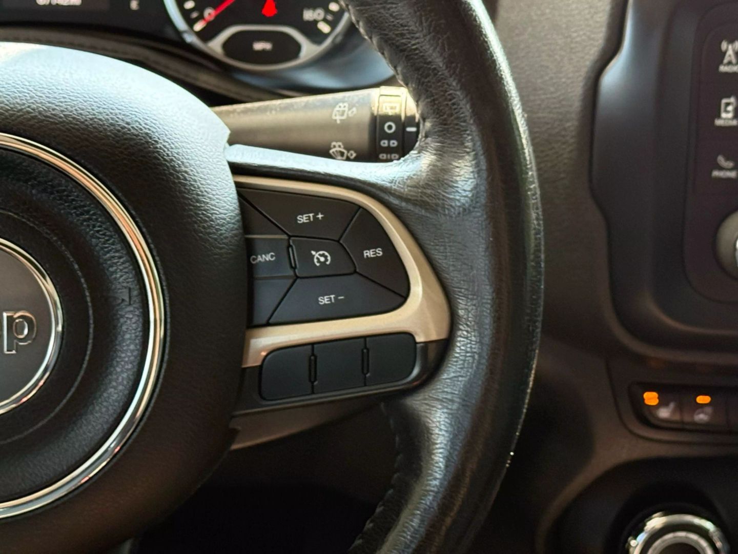 2016 Jeep Renegade - Image 35