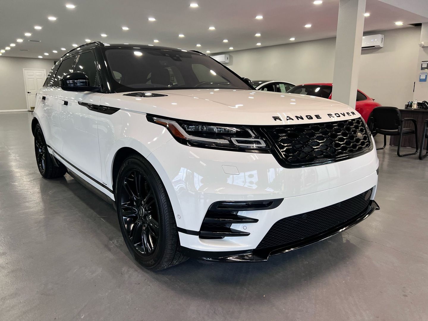 2019 Land Rover Range Rover Velar R-dynamic Se Sport Utility 4d - Image 1