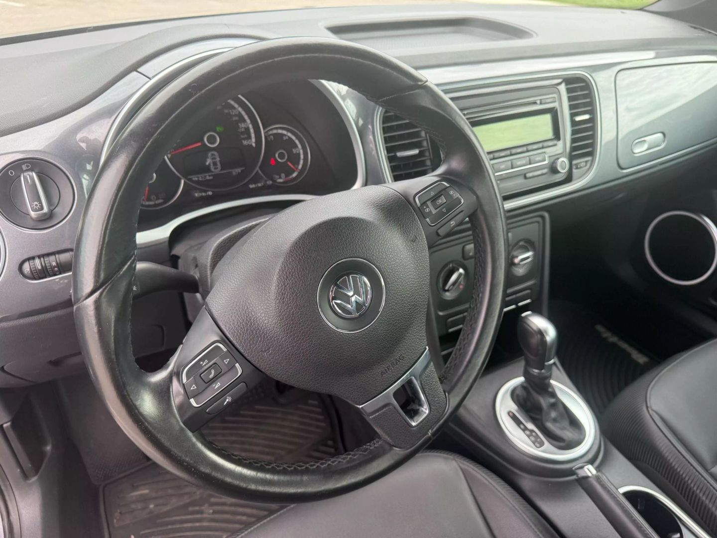 2014 Volkswagen Beetle - Image 29