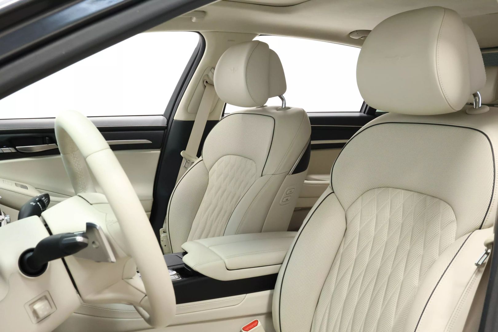 2020 Genesis G90 - Image 16