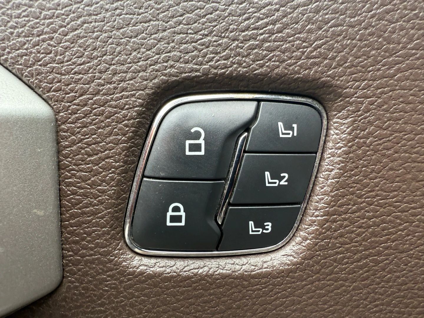 2020 Ford F250 Super Duty Crew Cab - Image 12
