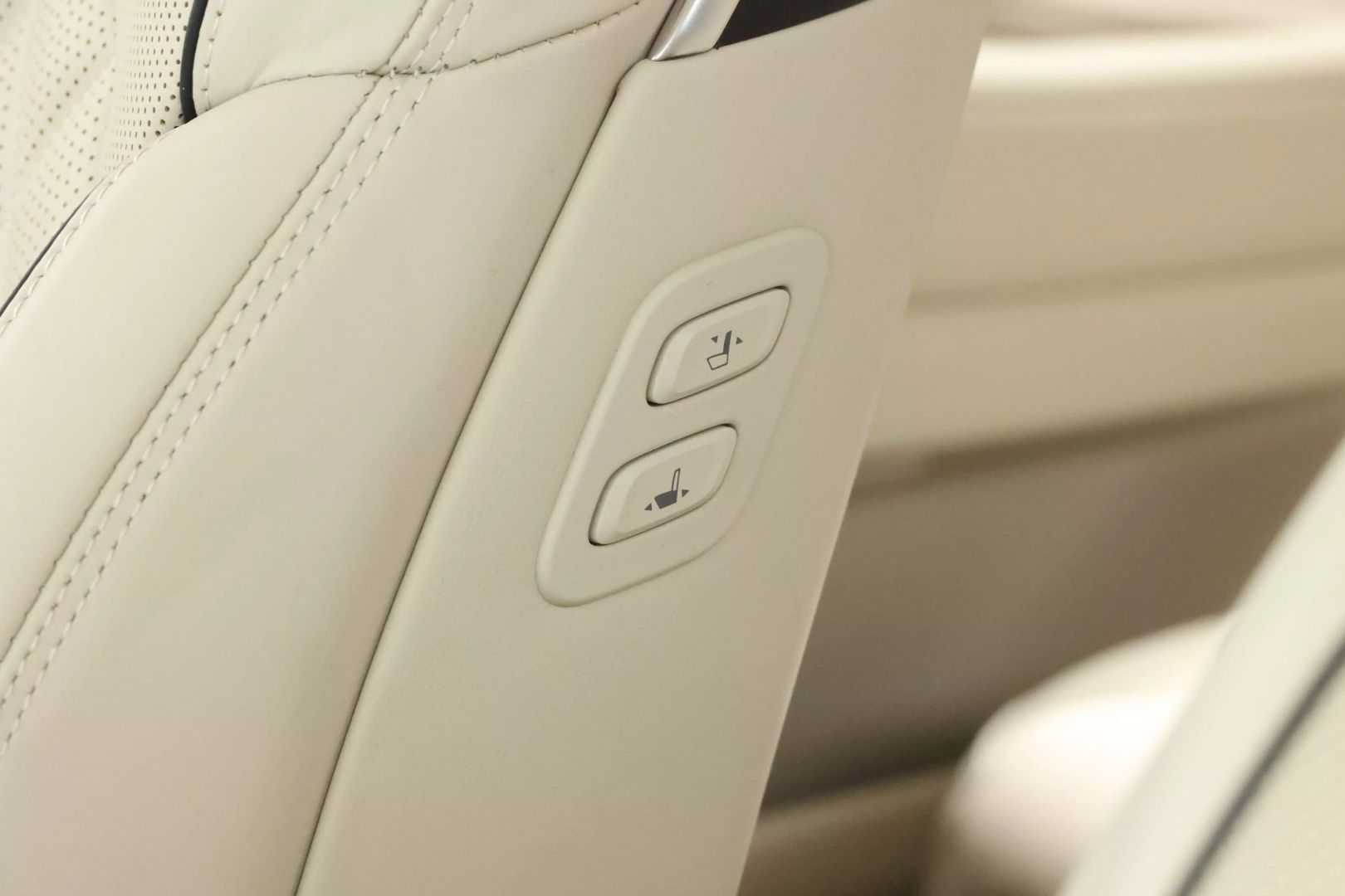 2020 Genesis G90 - Image 18
