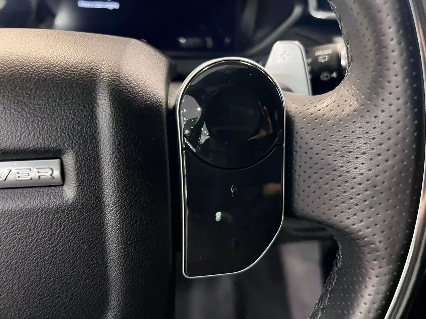 2019 Land Rover Range Rover Velar R-dynamic Se Sport Utility 4d - Image 16