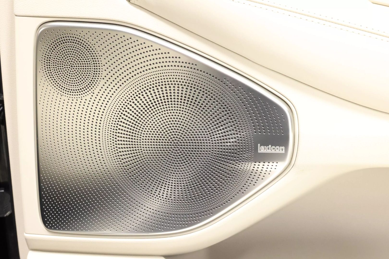 2020 Genesis G90 - Image 84