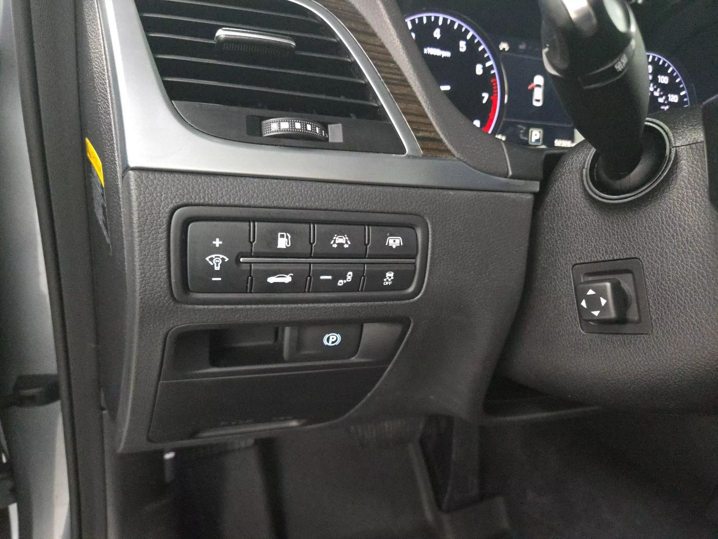 2015 Hyundai Genesis - Image 18